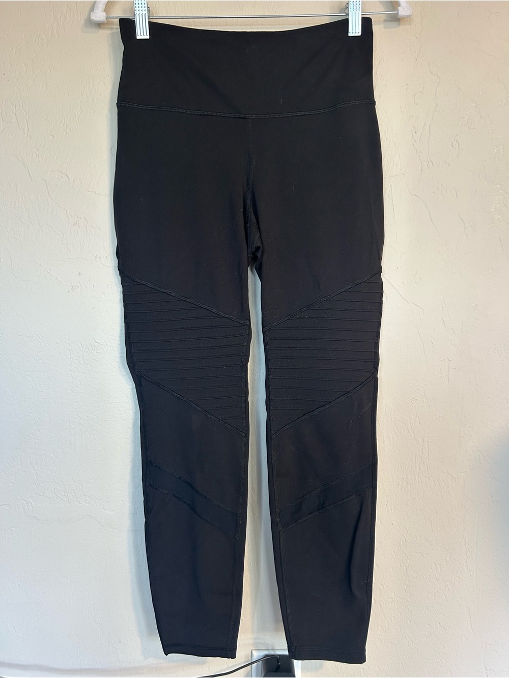 old navy dry fit leggings with pockets size Medium , black (1909)